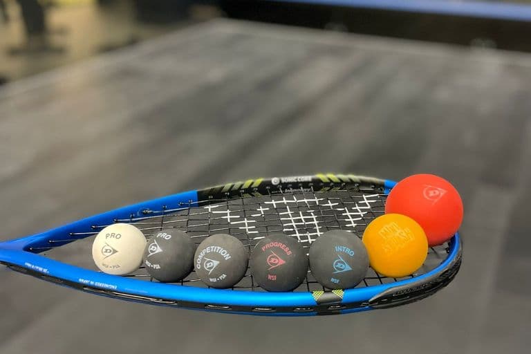 Milliseid erinevaid palle on olemas squashi mängimiseks? Miks on oluline valida oma tasemele vastav pall?